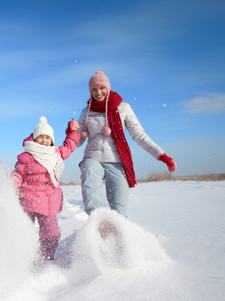 fille et sa mère dans la neige